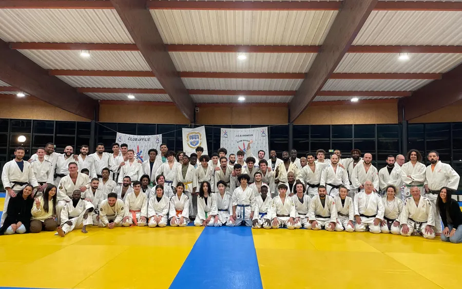 Photo de groupe des judokas du JCOV sur le tatami