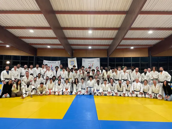 Photo de groupe des judokas du JCOV sur le tatami